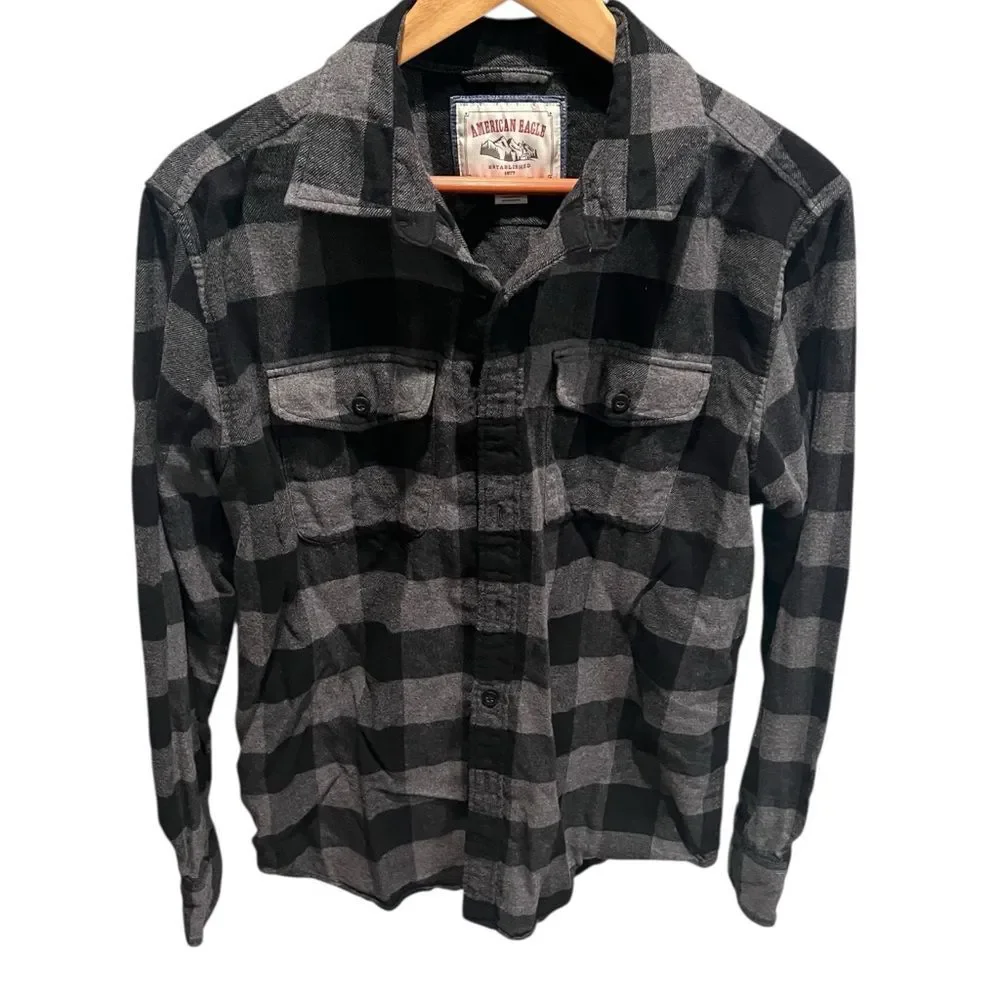 American Eagle Charcoal grey and Black plaid flannel men’s medium Shirt